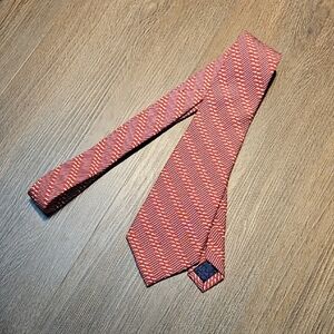 Vineyard Vines Red and White Patterned Tie